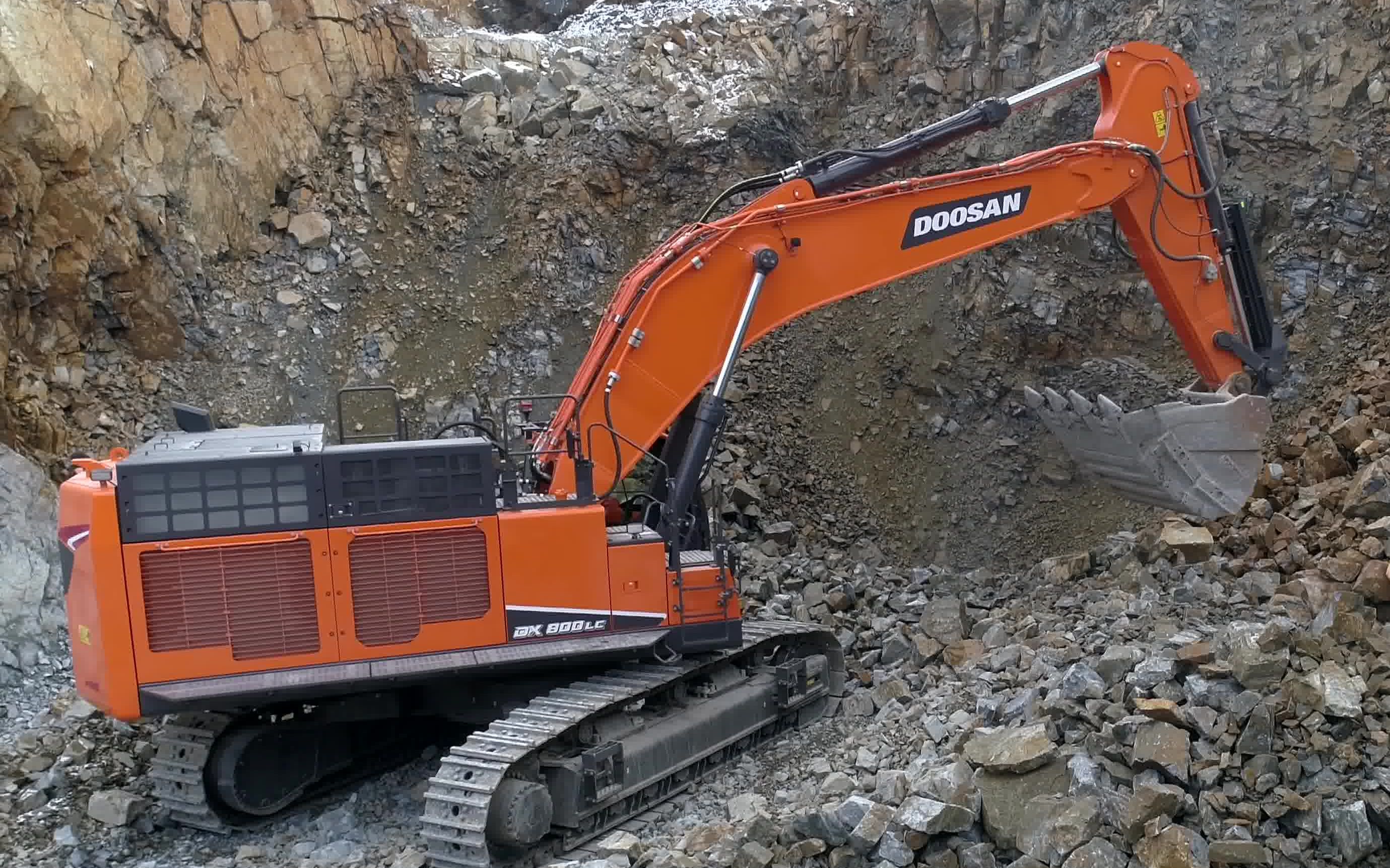 4k斗山dx800挖掘机碎石装车