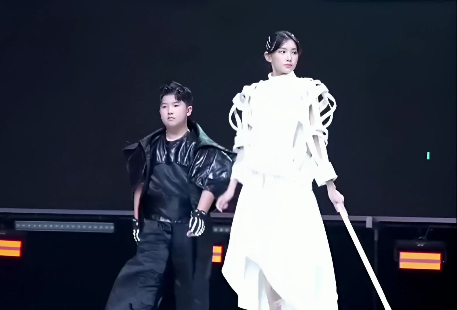 宋小睿参加ipa《绽放光芒的少年》第二季活动,与陈颢天一起展示走秀