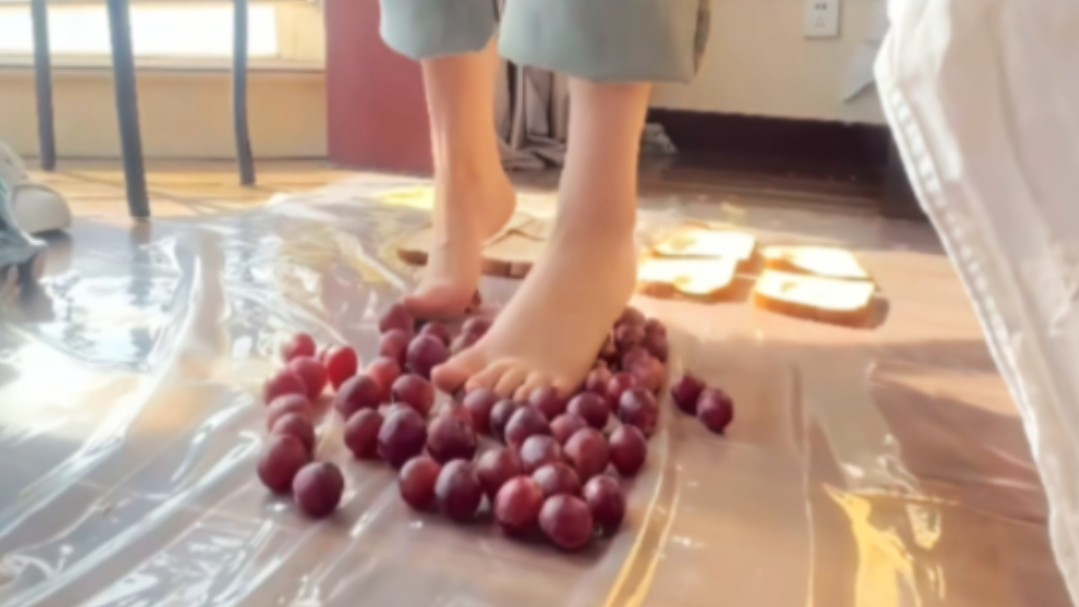 裸足踩葡萄榨汁