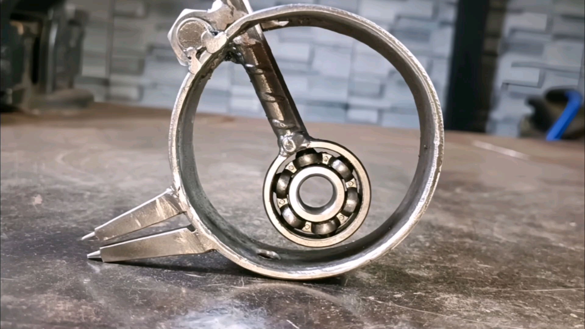 小伙发明了一款拔钉子神器!拔起钉子轻松省力,真是太厉害了