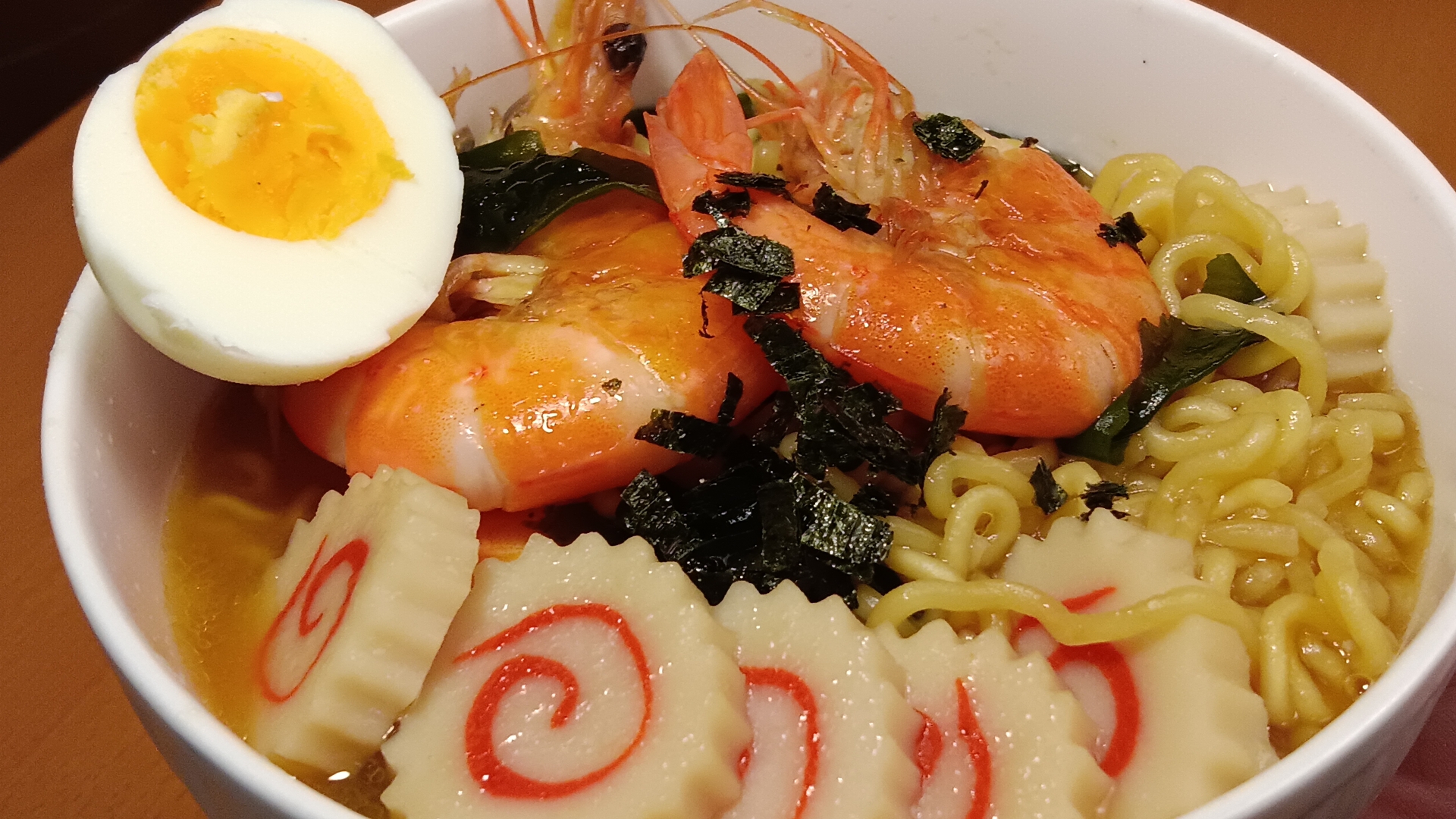 花6元做一道真正的鲜虾鱼板面!做法简单又好吃,靠拍做饭视频挣药费!