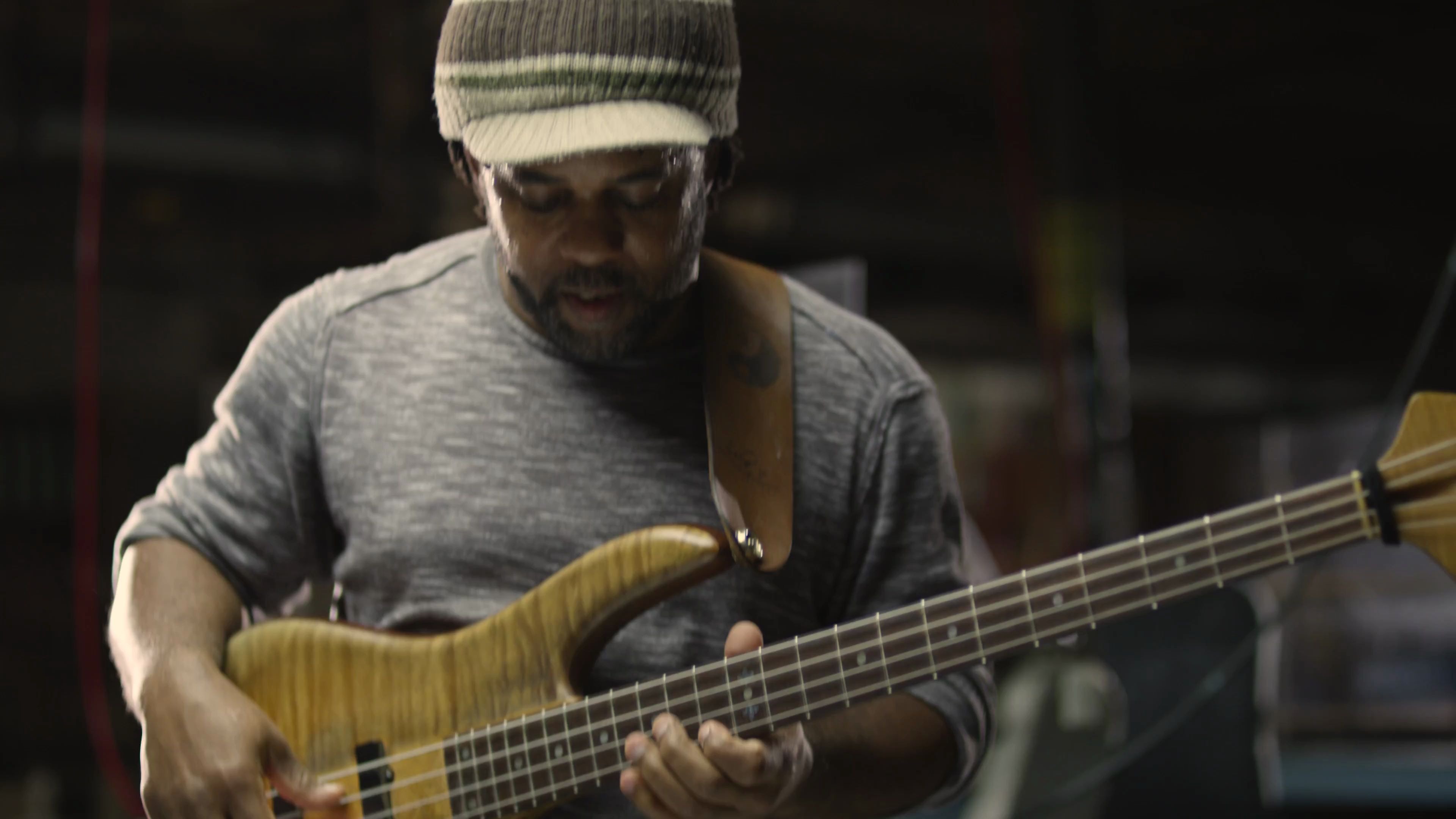 [图]醉醉好听的Bass 独奏版本Feliz Navidad，来自偶像Victor Wooten，还是在DR琴弦工厂，实名羡慕了。