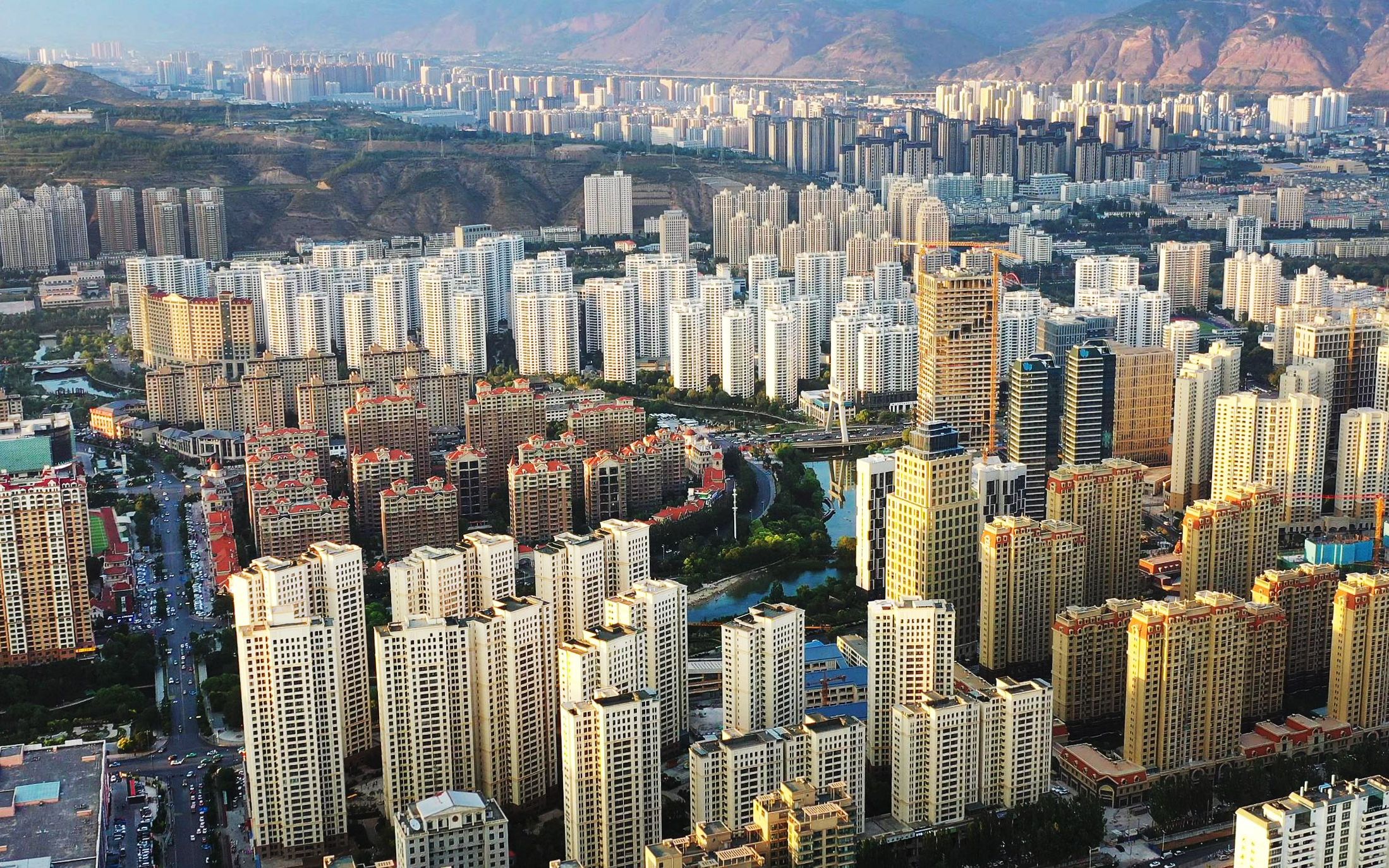 航拍青海西宁:人约黄昏 城西掠影