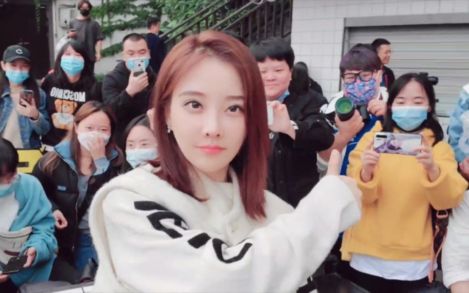 冯提莫重庆户外唱歌直播cut