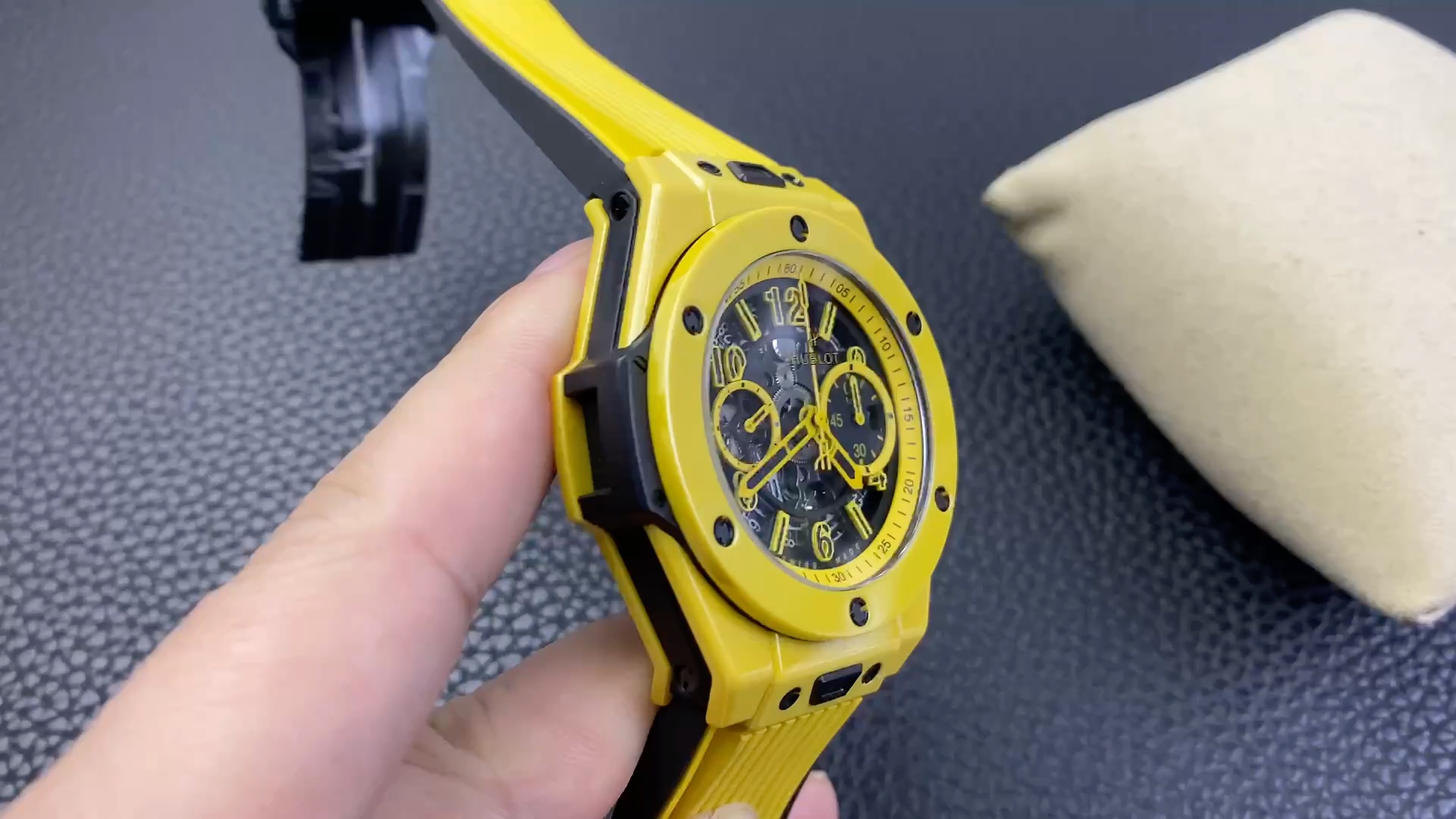 zf全新突破彩色陶瓷问世hublot宇舶表bigbangunico大爆炸系列彩色陶瓷