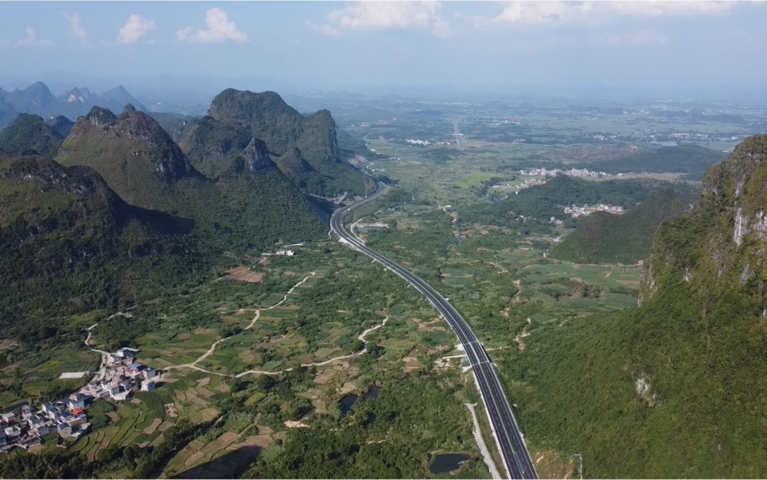 醉美河桂高速公路,国庆期间几乎就我一辆车在跑这条高速,沿途风景非常