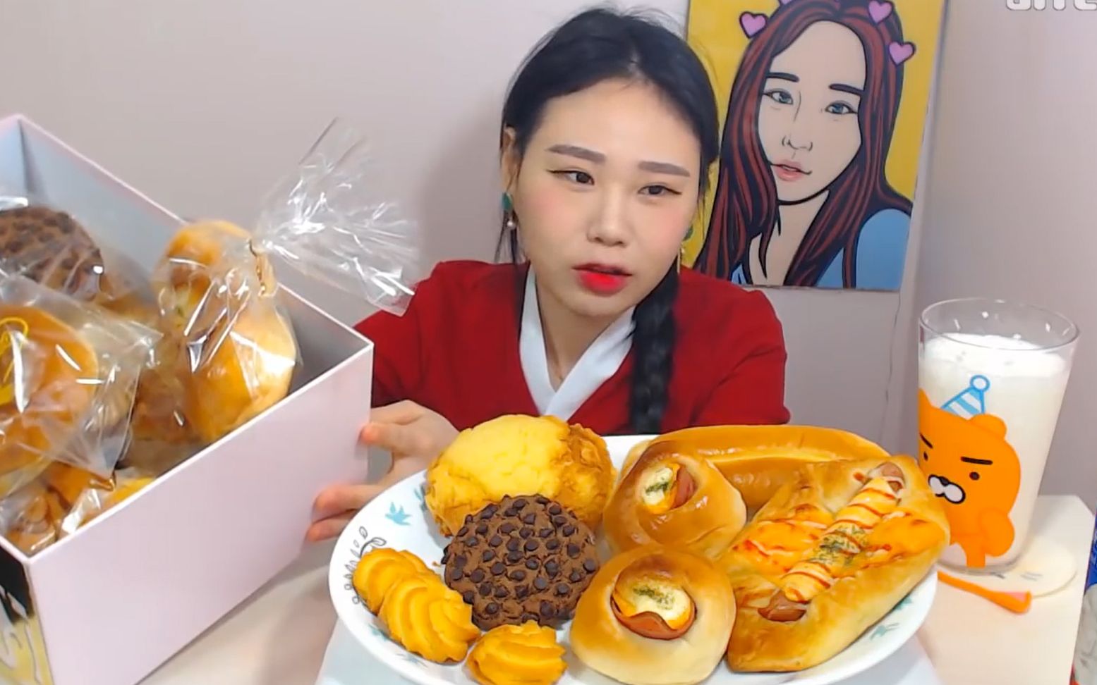 韩国吃播卡妹吃面包系列各种甜甜咸咸的面包