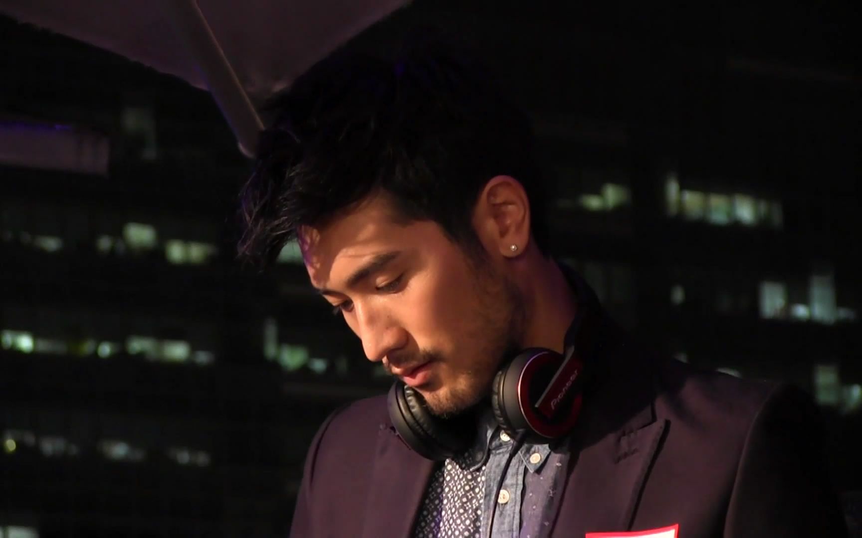 在godfreygaocom看到的以翔的自我简介还有他的服装公司