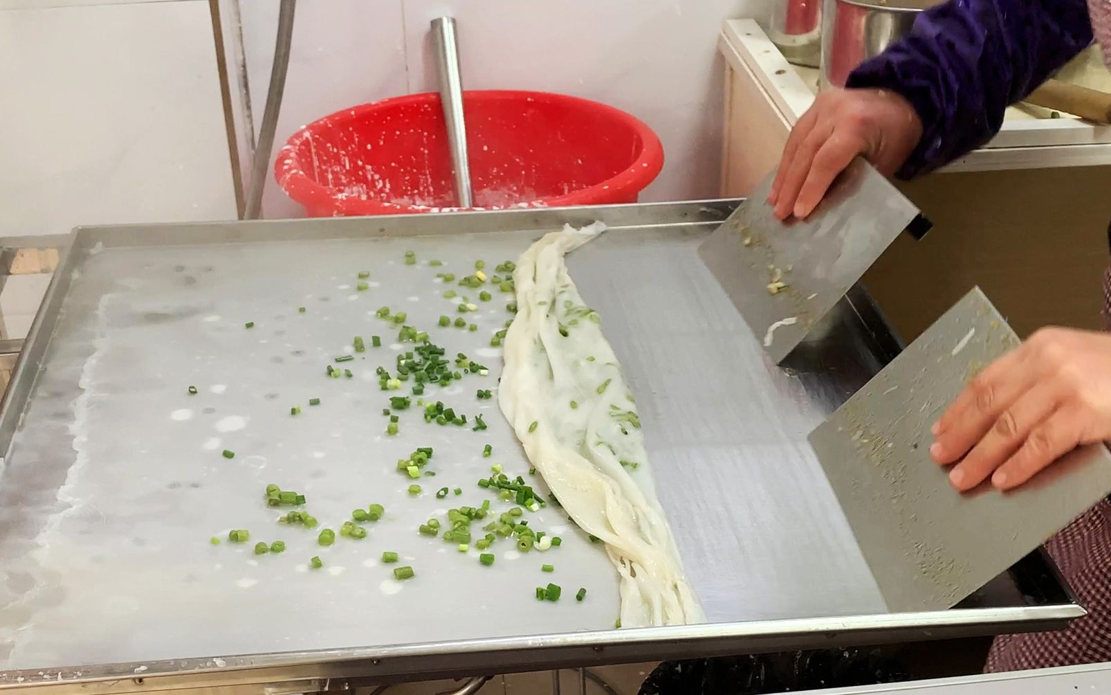 路边摊石磨肠粉,一条斋肠要5块钱,看完老板操作,你觉得值吗?