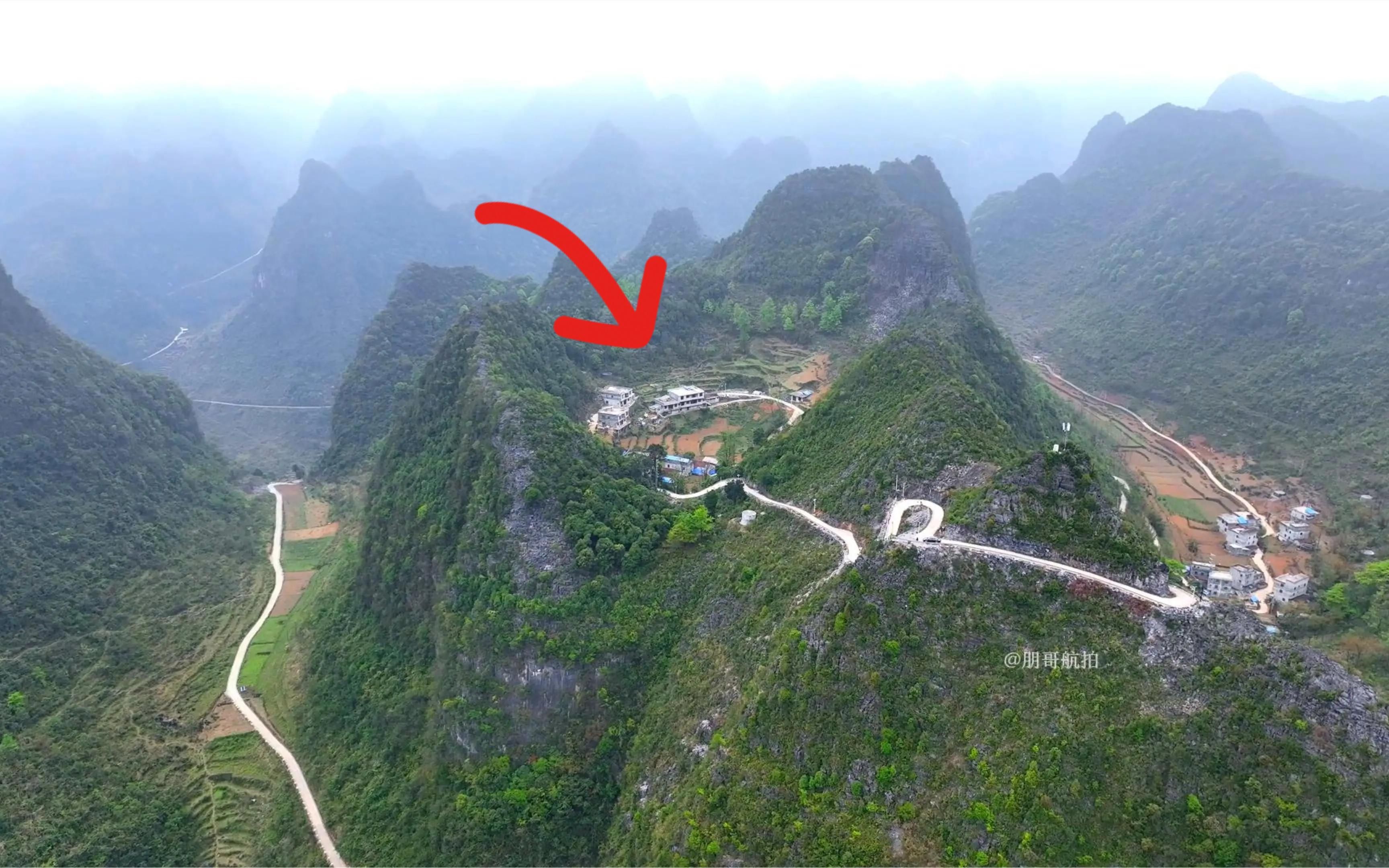 在广西河池的山顶有一个村庄,这里四面环山网友们称它"天眼村"
