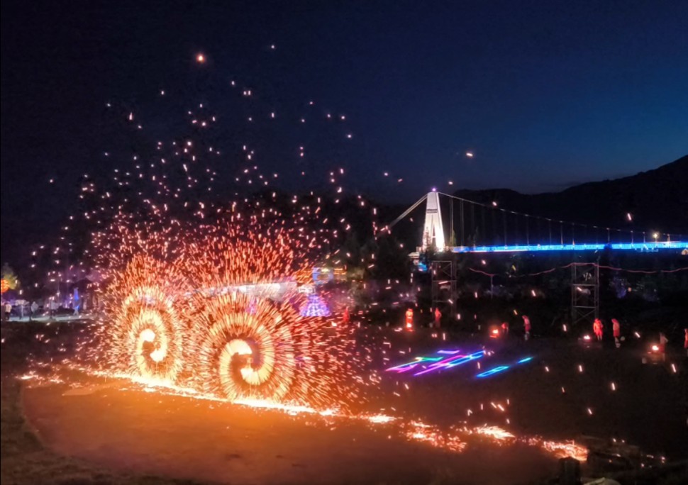 云中花都-打铁花