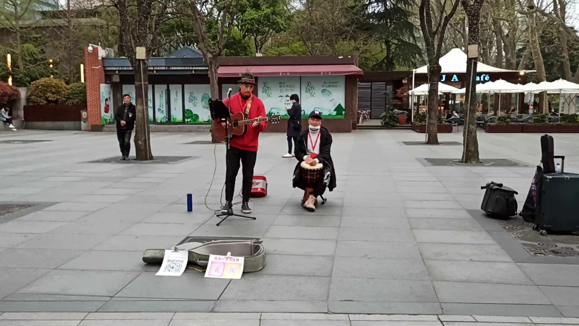 春天的上海,静安公园门口街头艺人唱歌给你听