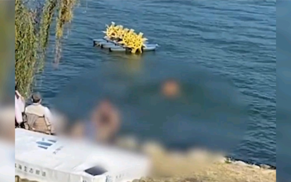 年轻美女竟在洱海当众裸泳,众人围观拍照,引发社会热议!