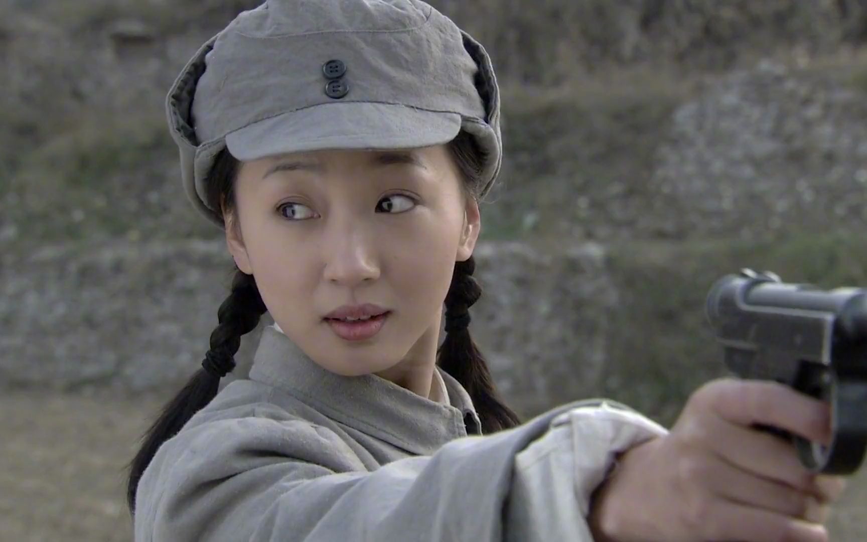 烽火硝烟里的青春:教官指导别人枪法,女同志吃醋调侃