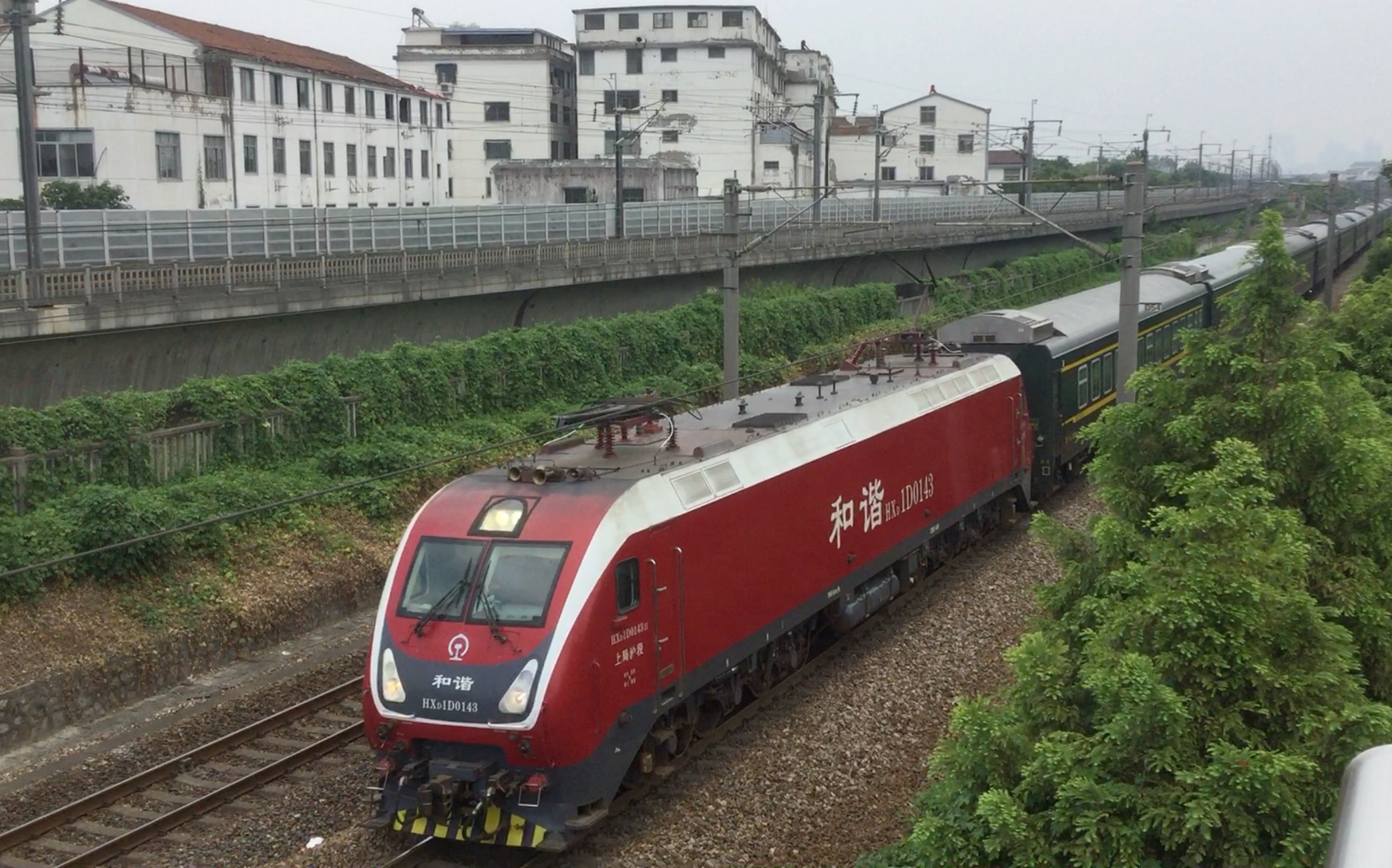 【中国铁路】上局沪段hxd1d0145牵引k464通过观景新村天桥机位_哔哩