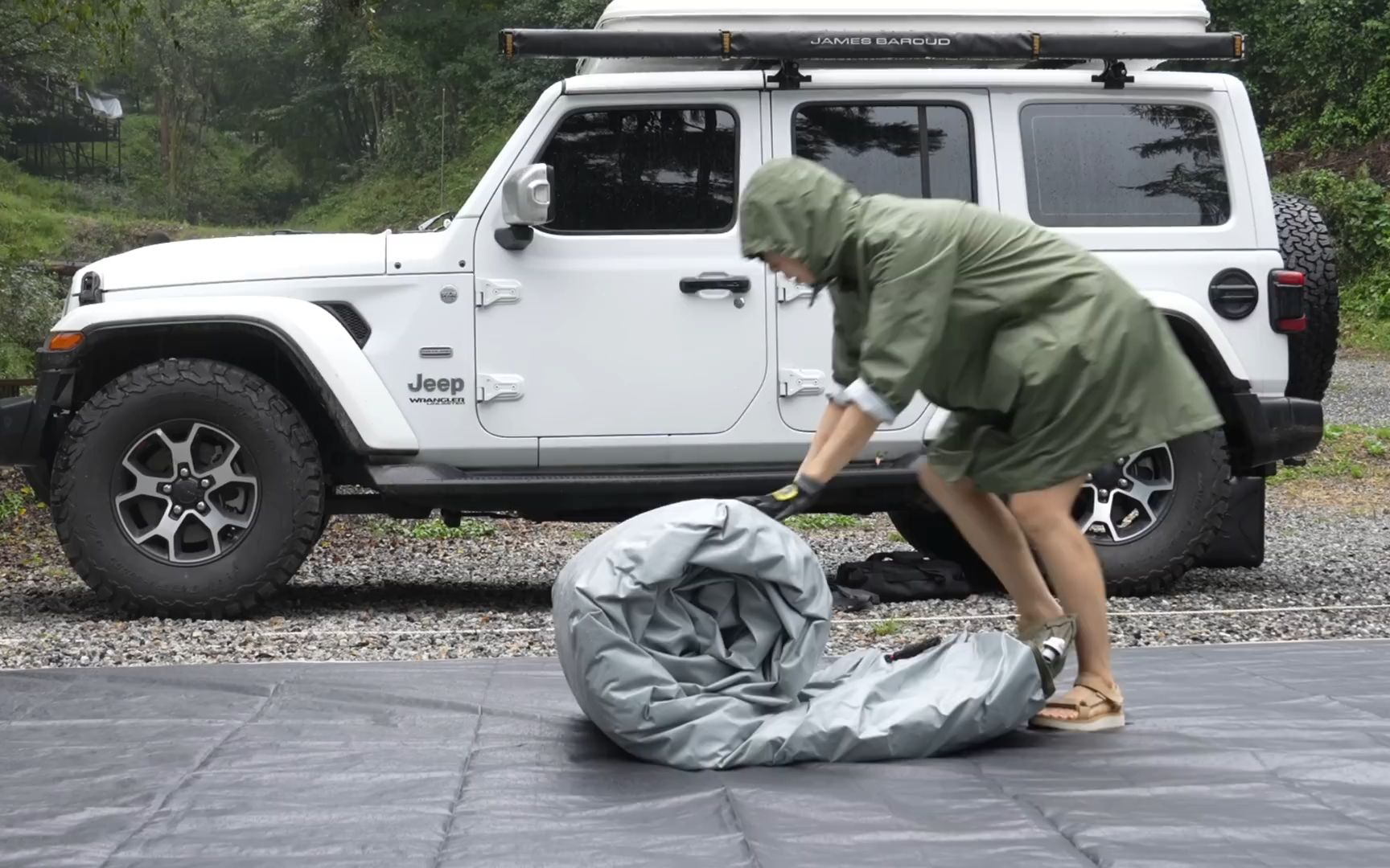 [图]yoyo小姐姐开牧马人暴雨中搭建40kg重充气帐篷吃大餐听雨声享受融入自然solo camping