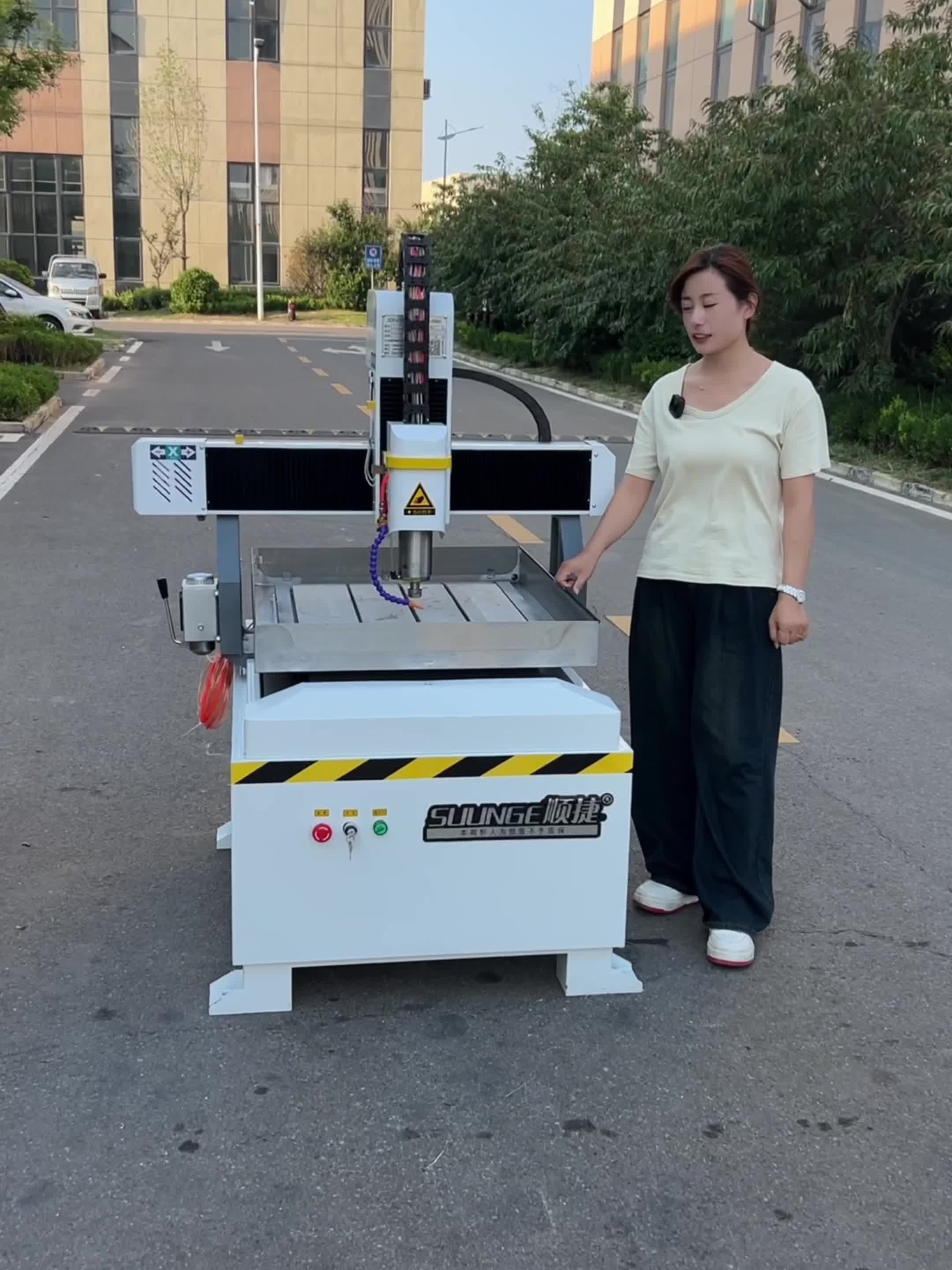 顺捷数控雕刻机,可加工金属木材石材碳纤维等材质,可实现雕铣 打孔