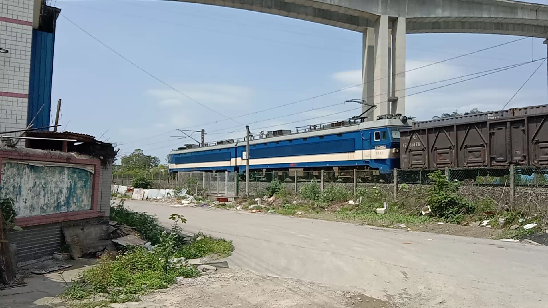 【五一拍火车】ss3b5056上行经过厦蓉高速桥下