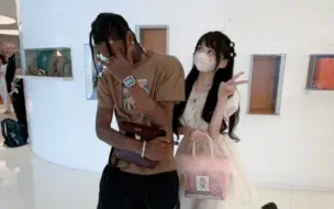 Descargar video: 破次元壁！蔡萝莉和Travis Scott合照！