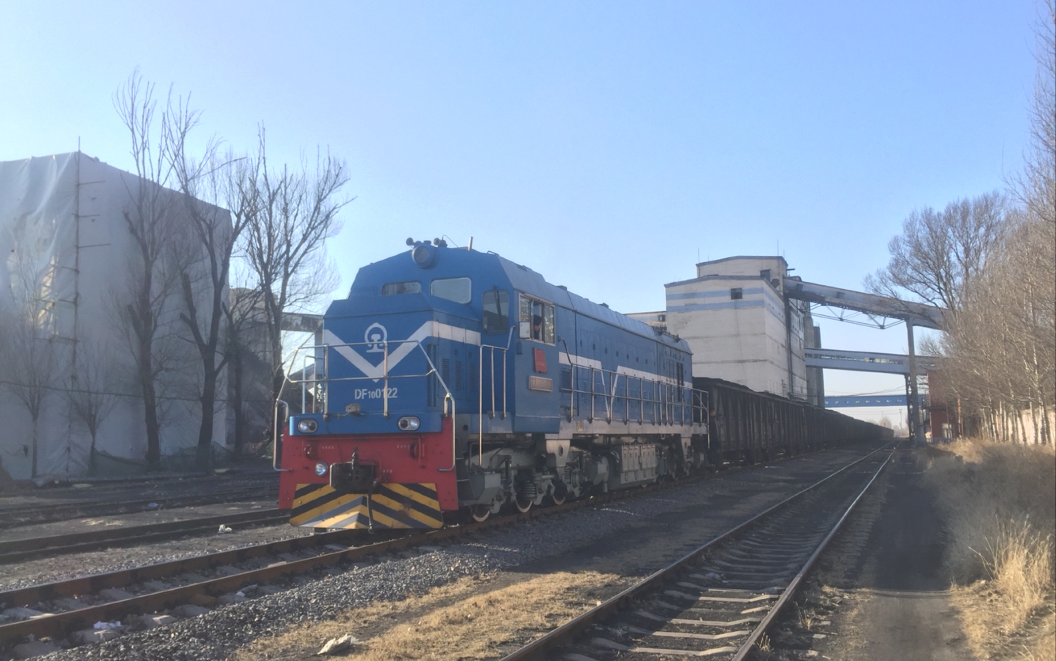 沈煤集团自备机车df10d 0122牵引敞车煤列红菱站两道出站信号好了,去