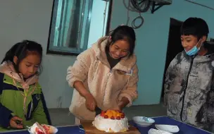 Скачать видео: 桃子姐在家做一个家庭版蛋糕，铺上奶油和水果，大人小孩都爱吃