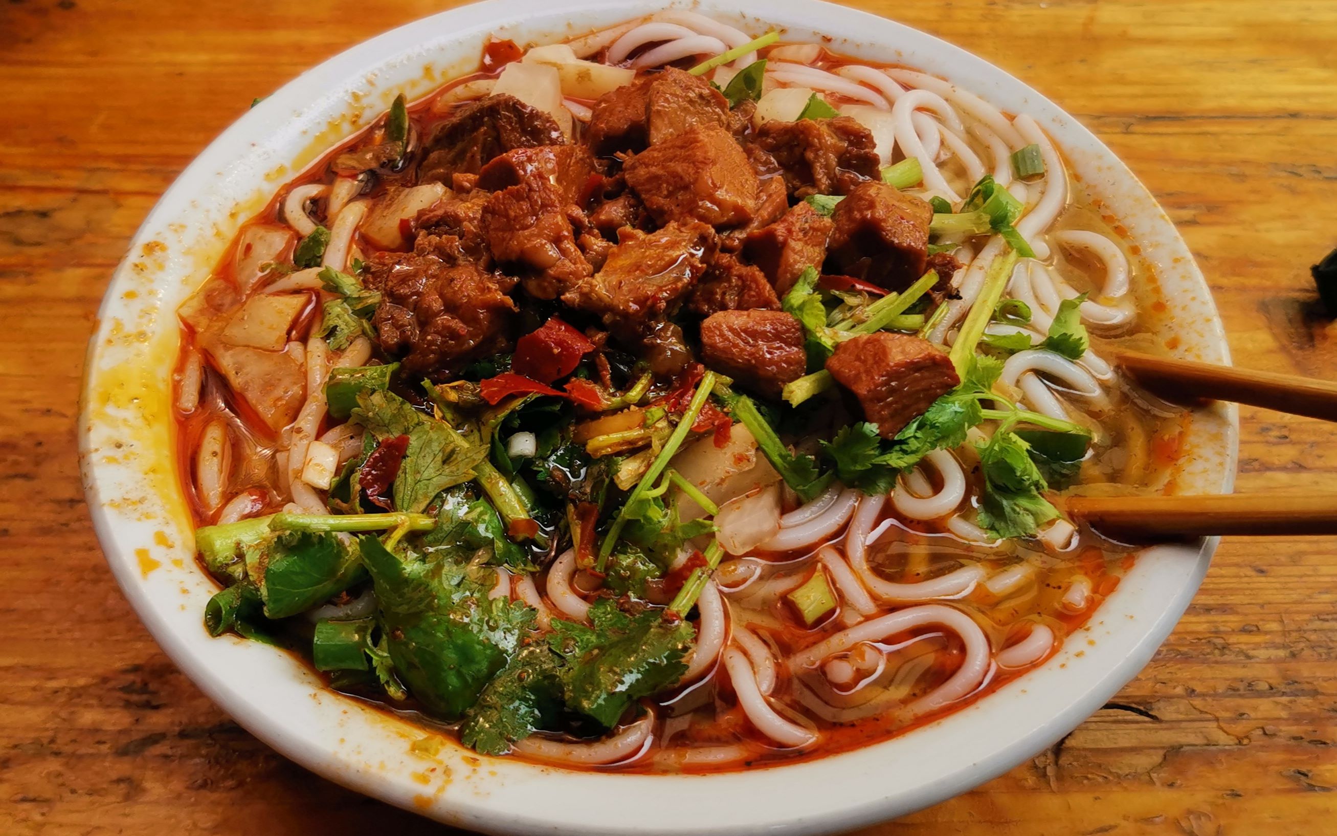 江西鹰潭特色南站牛肉粉15元牛肉多碗很大很多人开豪车来吃