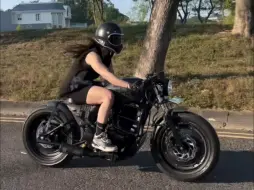 Video herunterladen: 本田150 bobber……