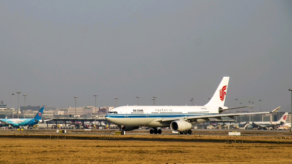 国航空客a332滑行