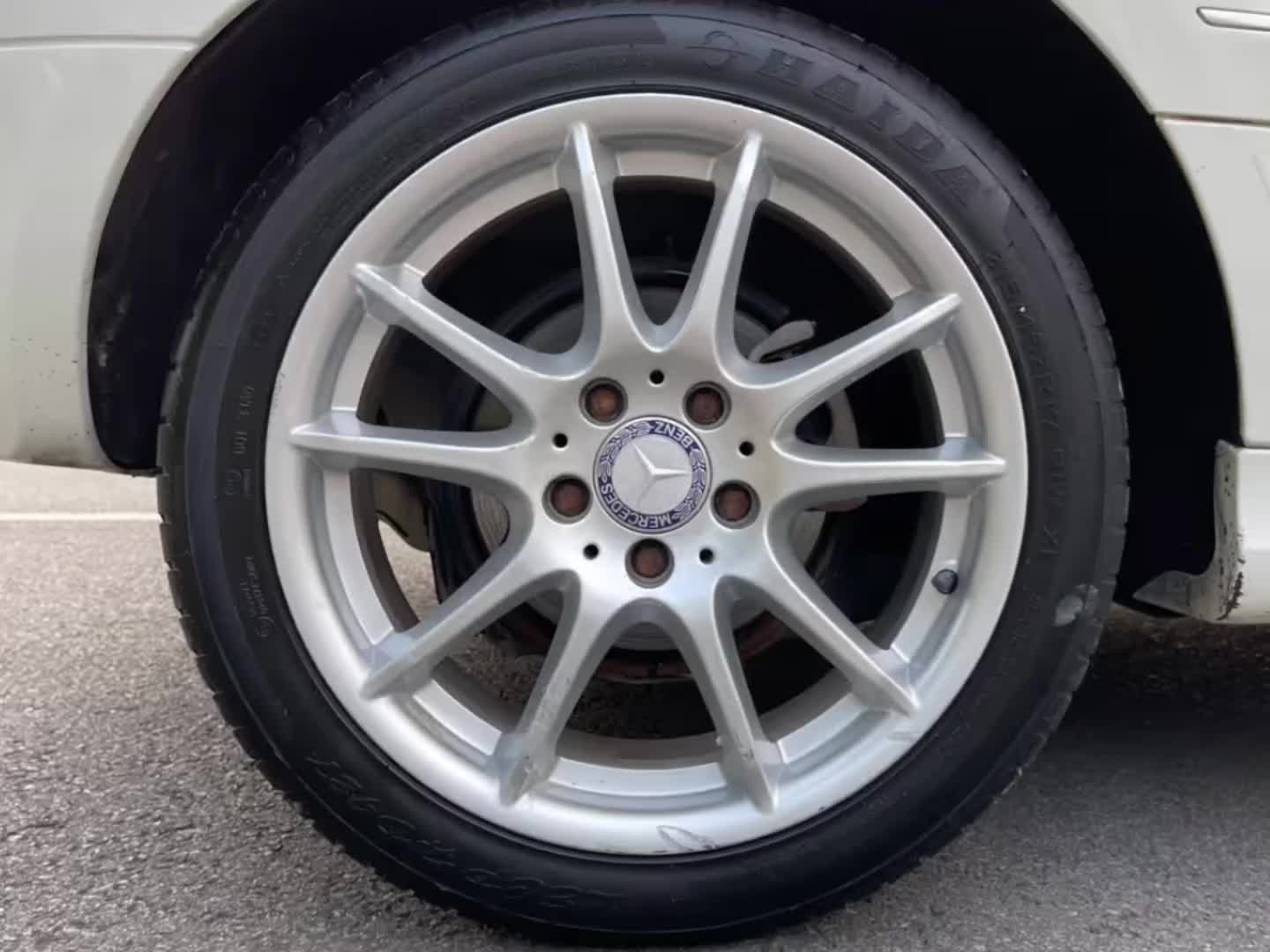 奔驰b200备胎车轮随车工具