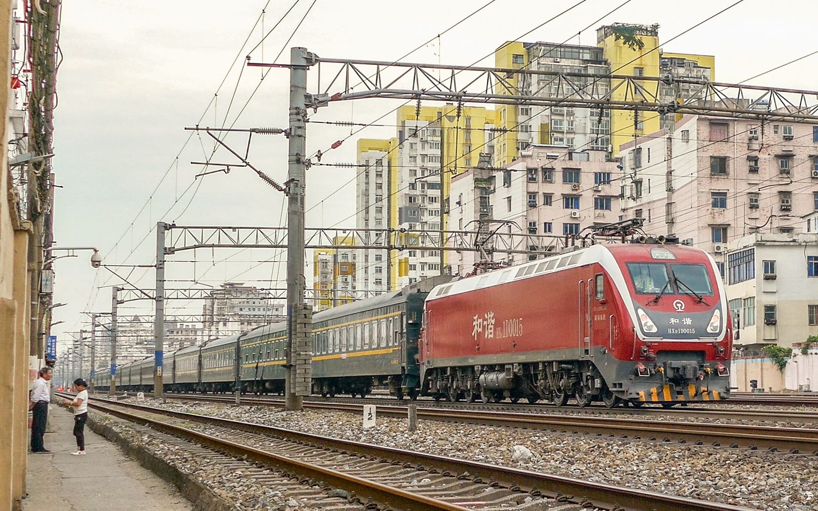 中国铁路武局南段hxd1d0015牵引k1268次鸣笛通过南昌二场