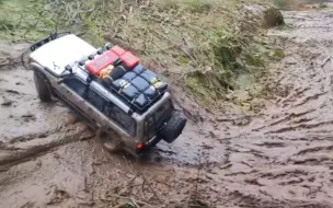 Скачать видео: 谁说仿真攀爬车没性能？十几斤重挑战湿滑泥坡