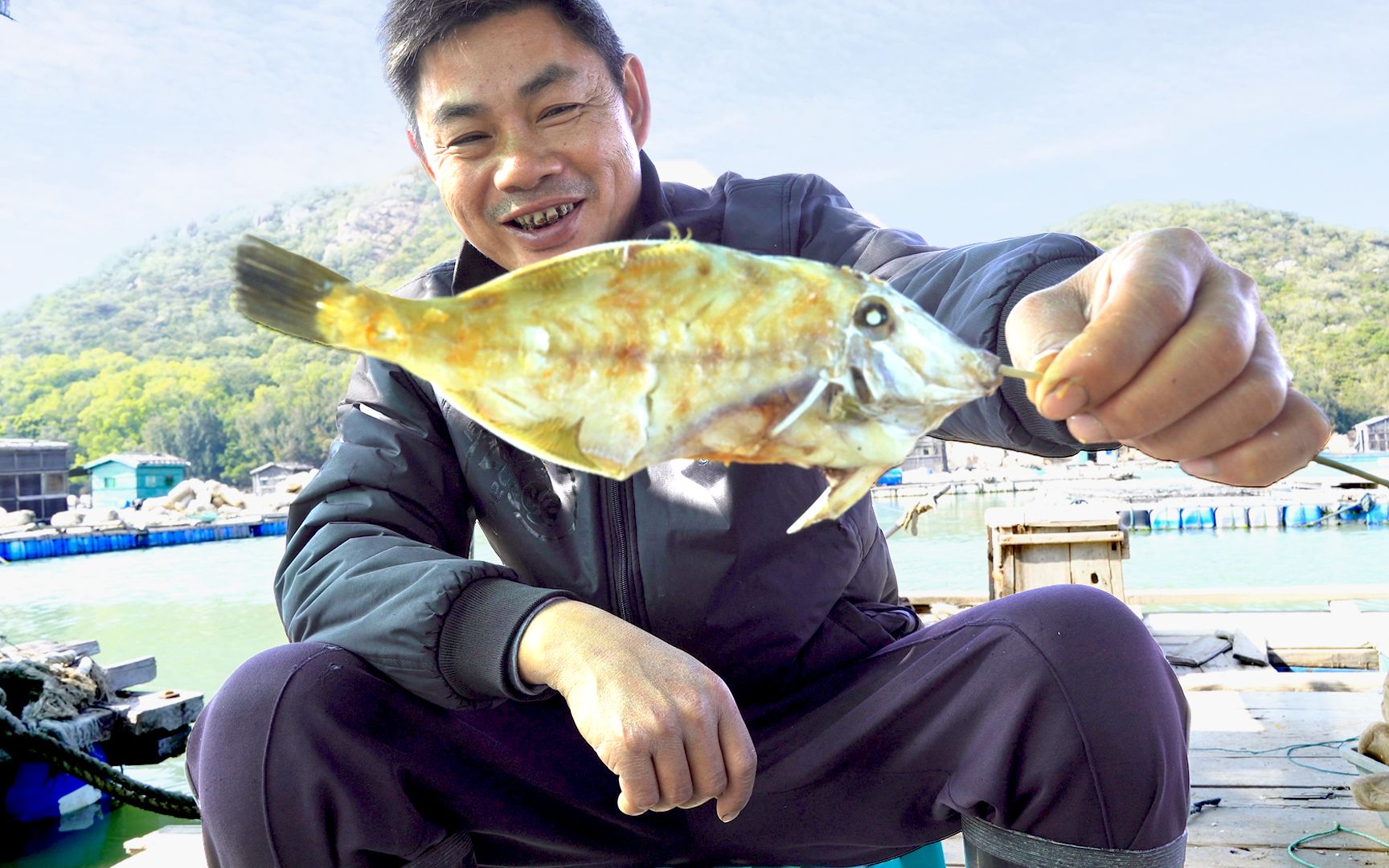 阿兴赶海归来饿得慌直接抓几条鱼烤了吃这生活太享受了