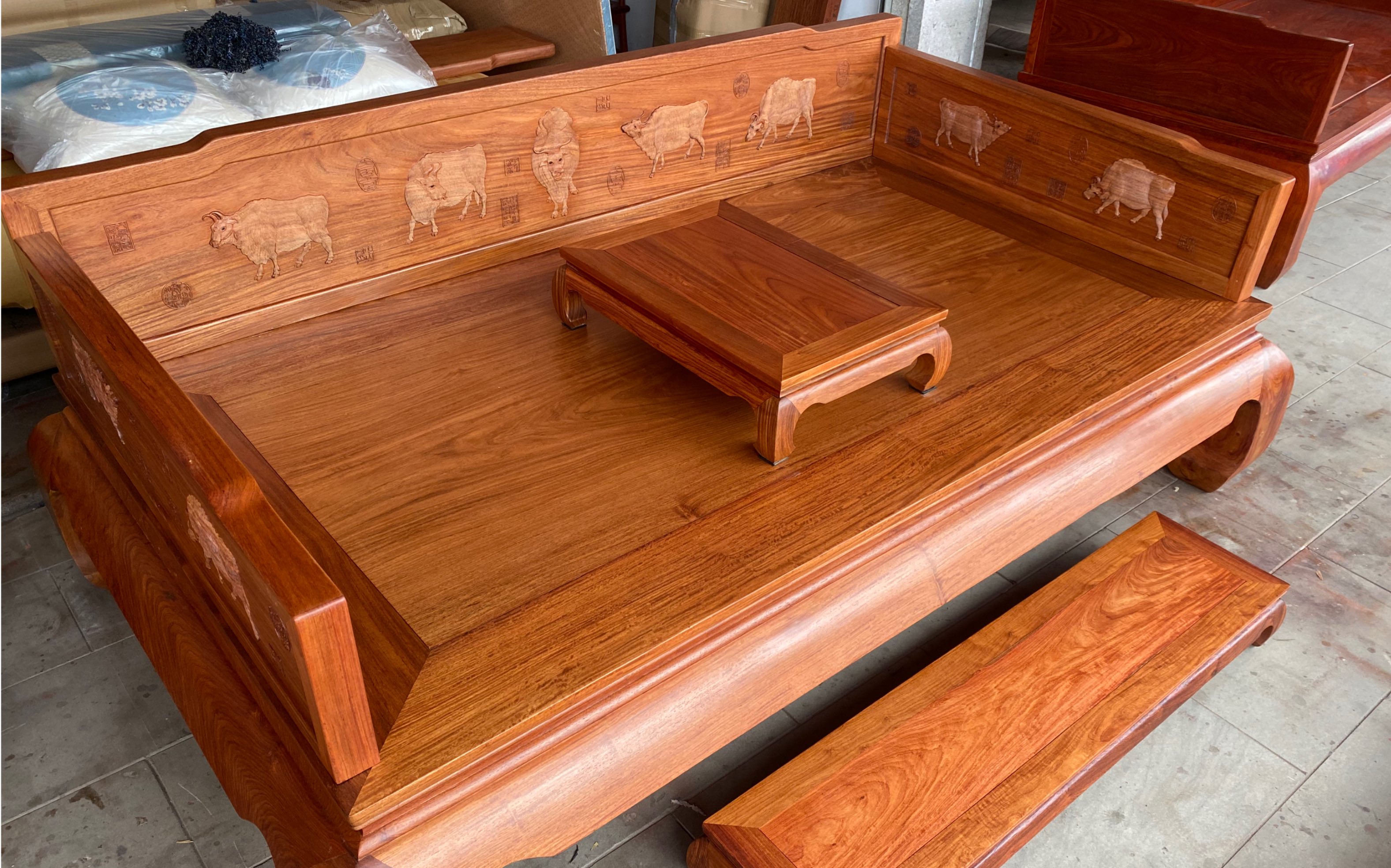 大果紫檀独板五牛罗汉床,靠背板浮雕五牛图,形态各异,栩栩如生!