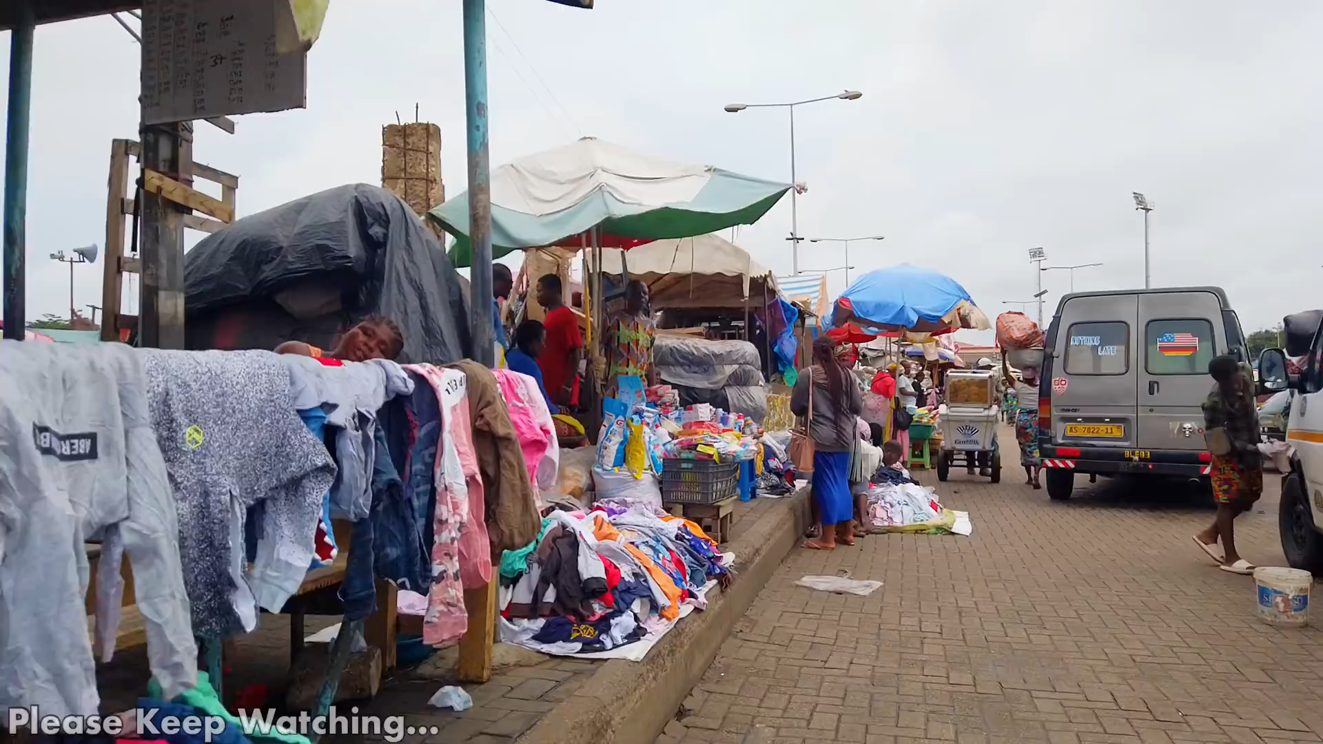 非洲集市什么样?头顶百斤货物也不掉.漫步加纳首都阿克拉
