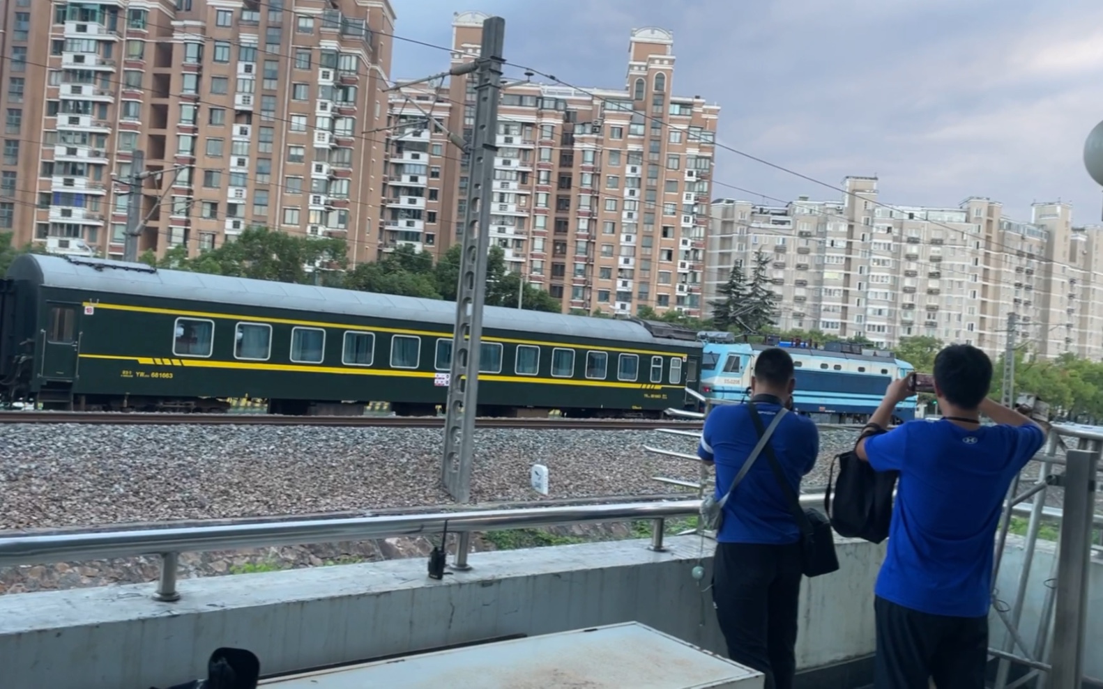 上局沪段ss80206牵引上海南-海口的k511次快速列车通过莲花路地铁站机