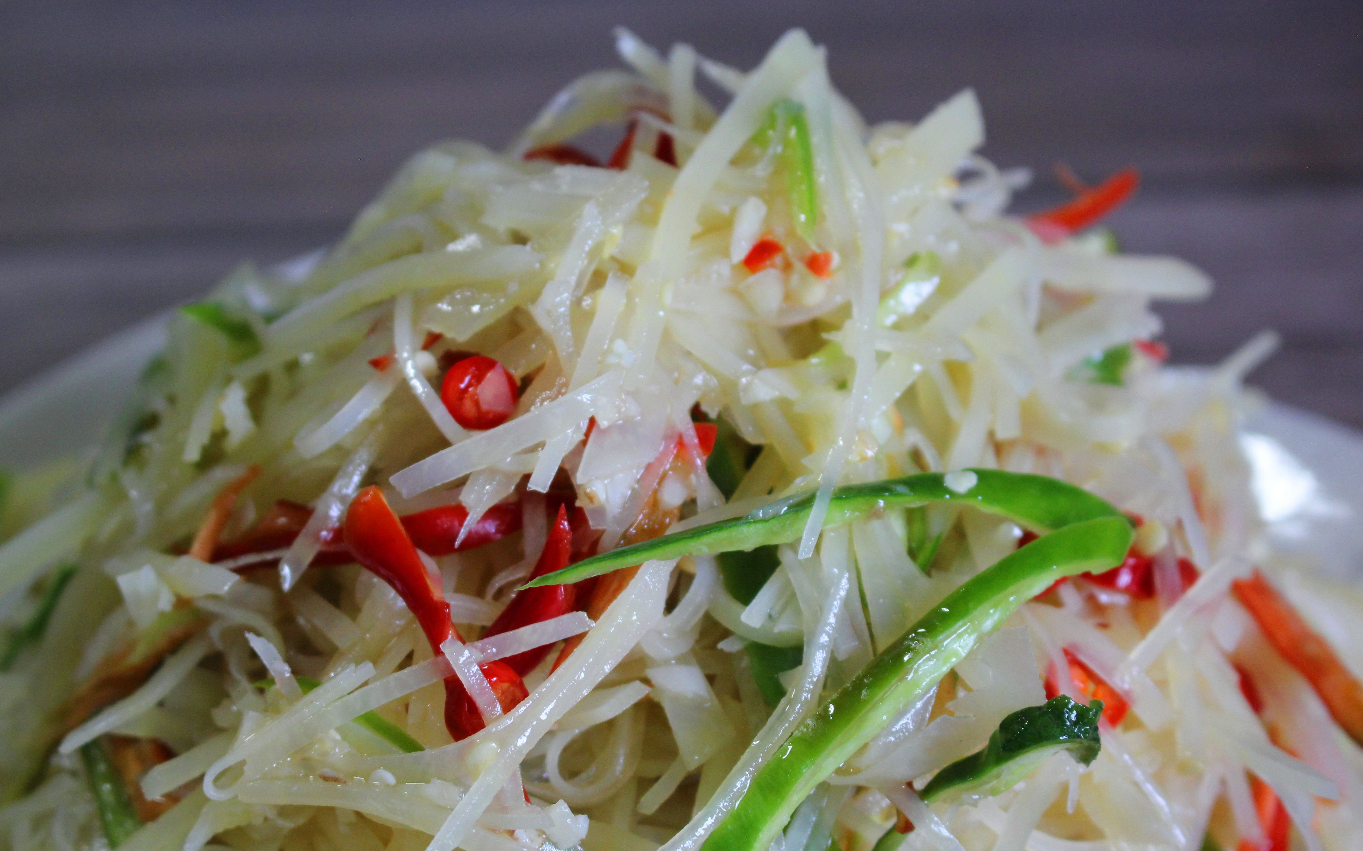 "凉拌青椒土豆丝"夏日土豆必备做法,清凉爽口,吃一次就会上瘾