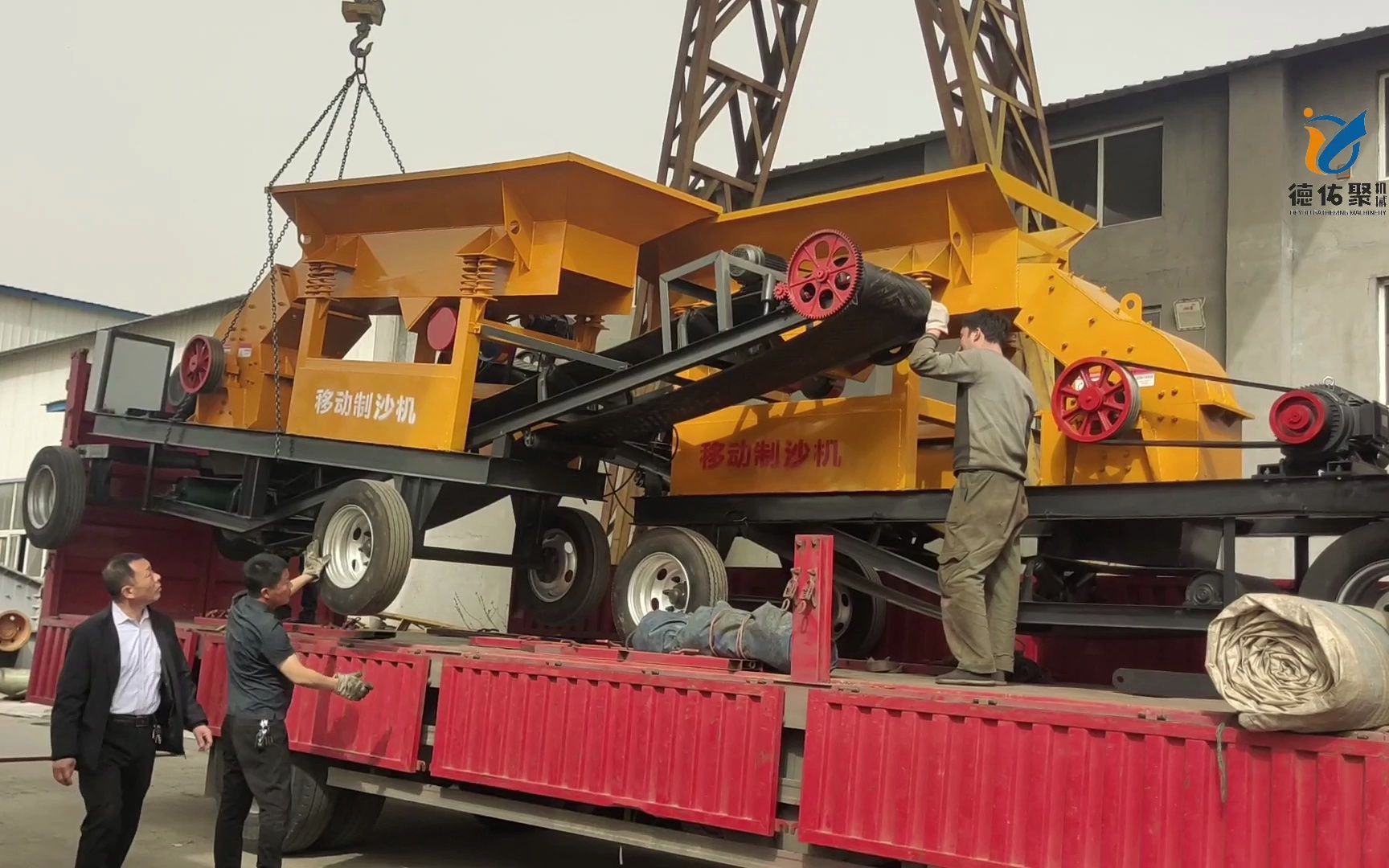 轮胎移动破碎站发货两台,适用于矿山,水利煤矿开采运用灵活