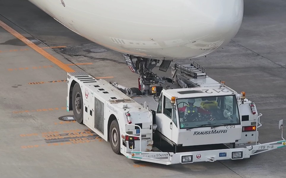 飞机地面牵引车推出a330