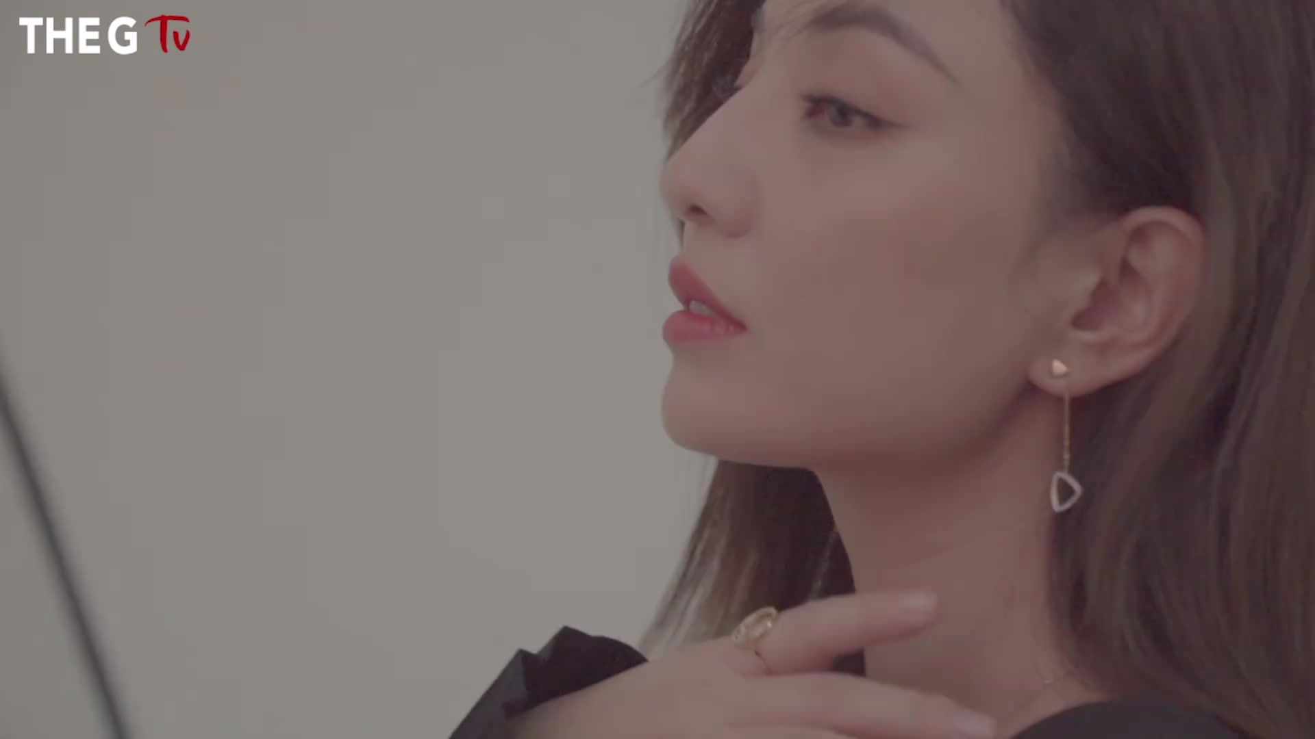 郑希怡植入视频翻包植入视频案例