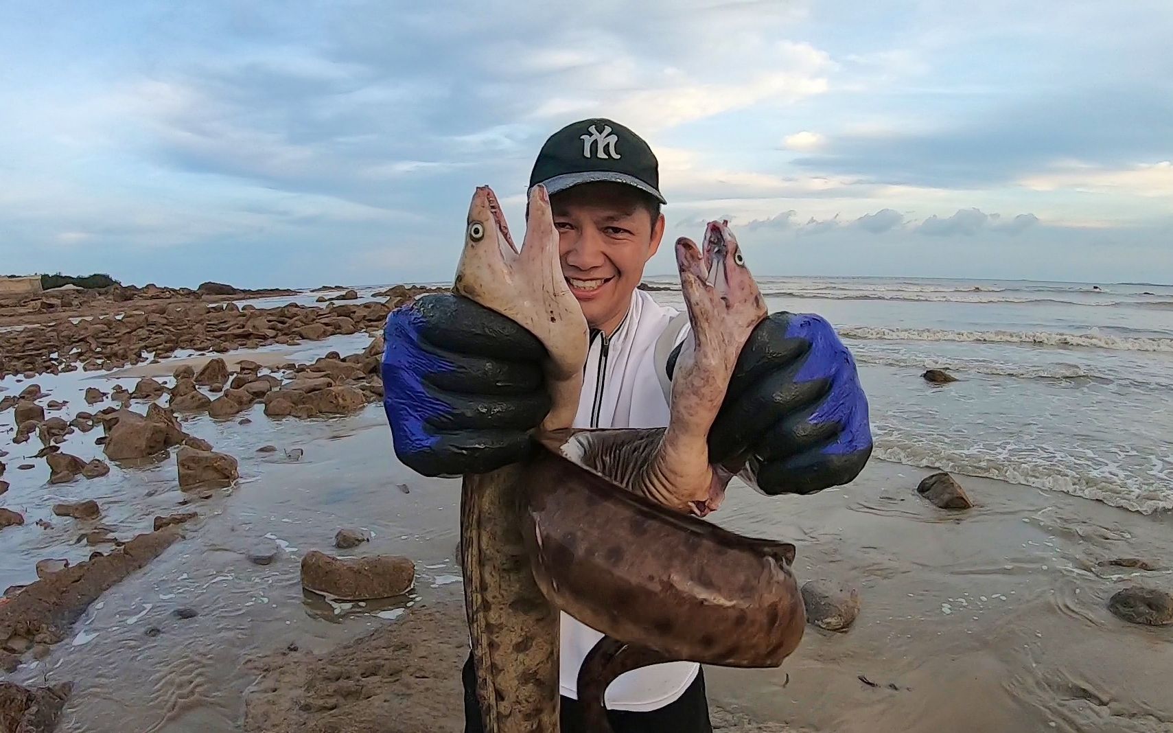 阿铁赶海遭遇三条巨鳗,身体都快有手臂粗了,卖给老板大呼发财了