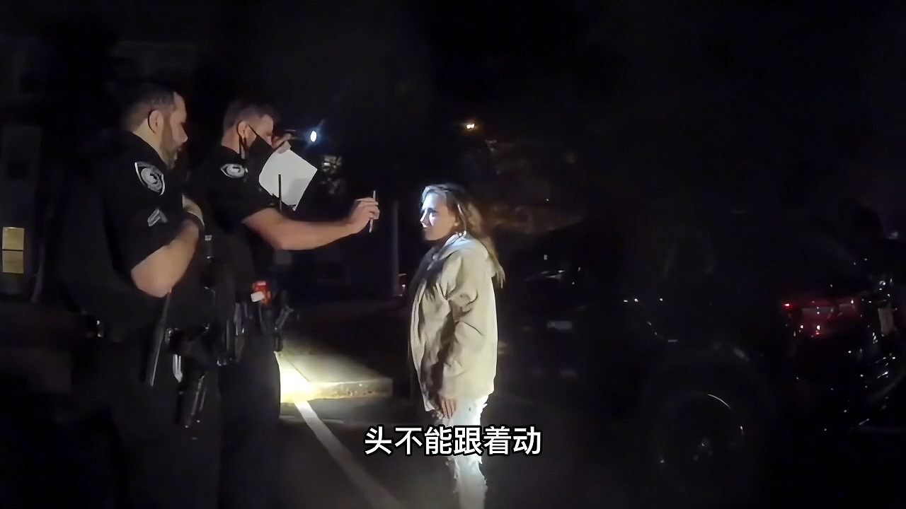 [图]金发美女酒驾被美国警察抓到，还对警员使用美人计