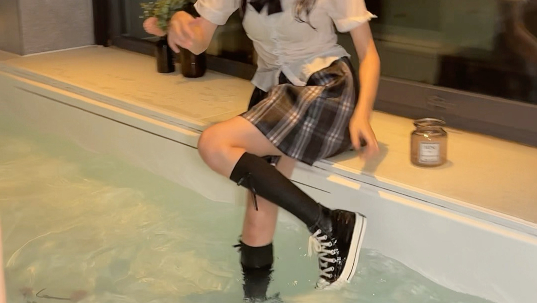 双人闺蜜拍照然后一起玩水