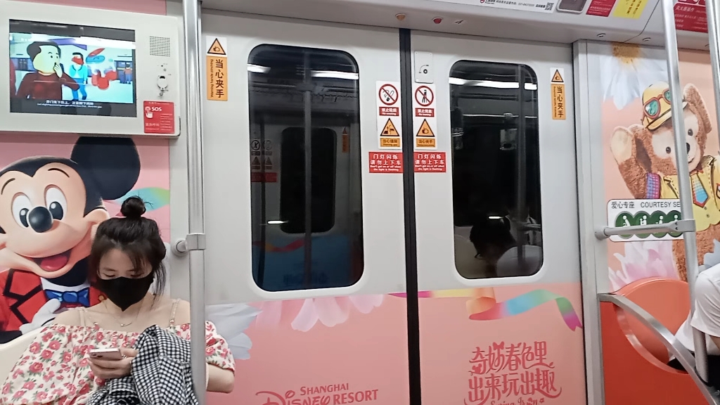 上海地铁11号线1103迪士尼主题列车上海游泳馆