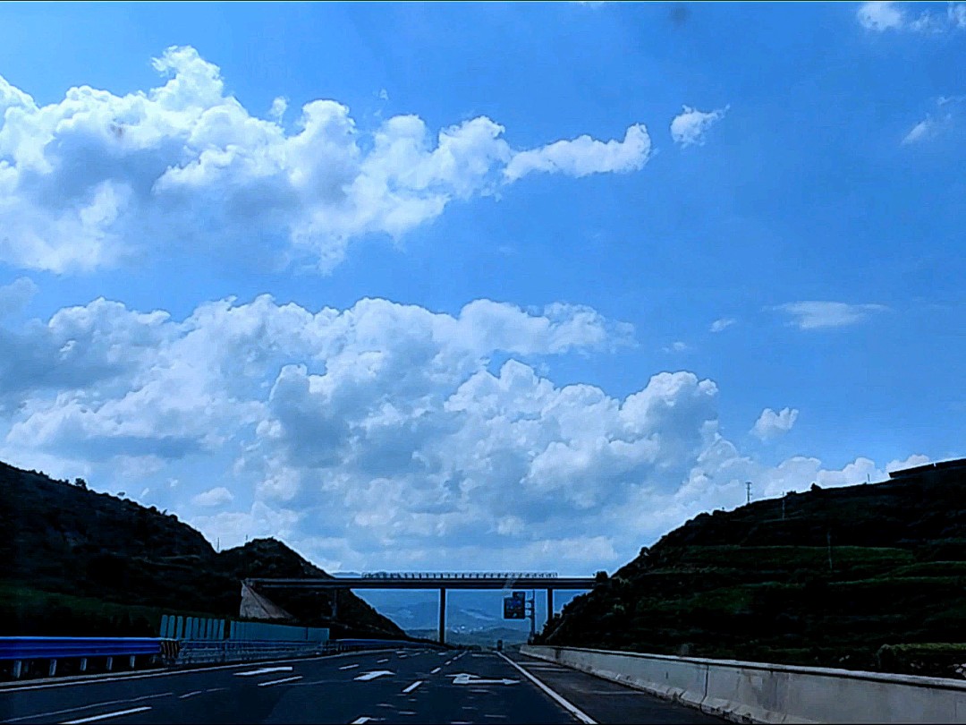 手机摄录:沿途中的蓝天白雲