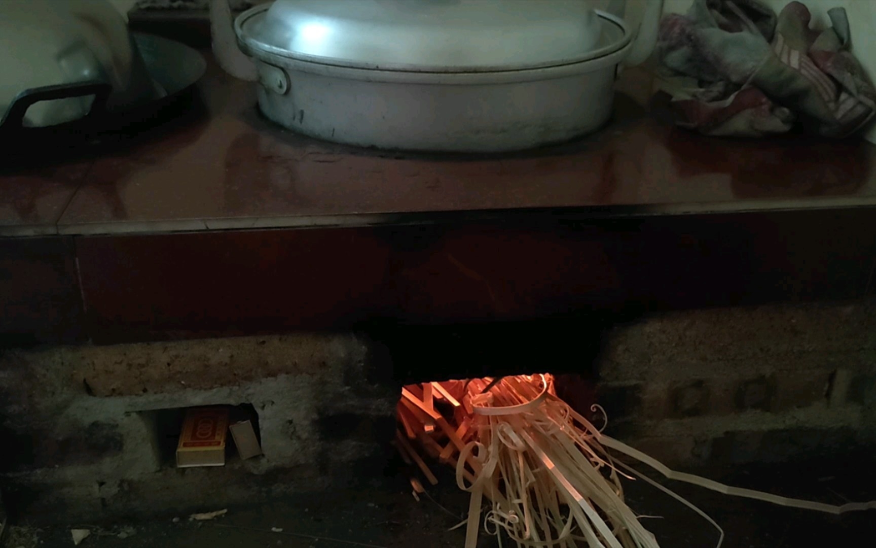 记录农村美好生活,烧水洗澡,我是生火小能手.