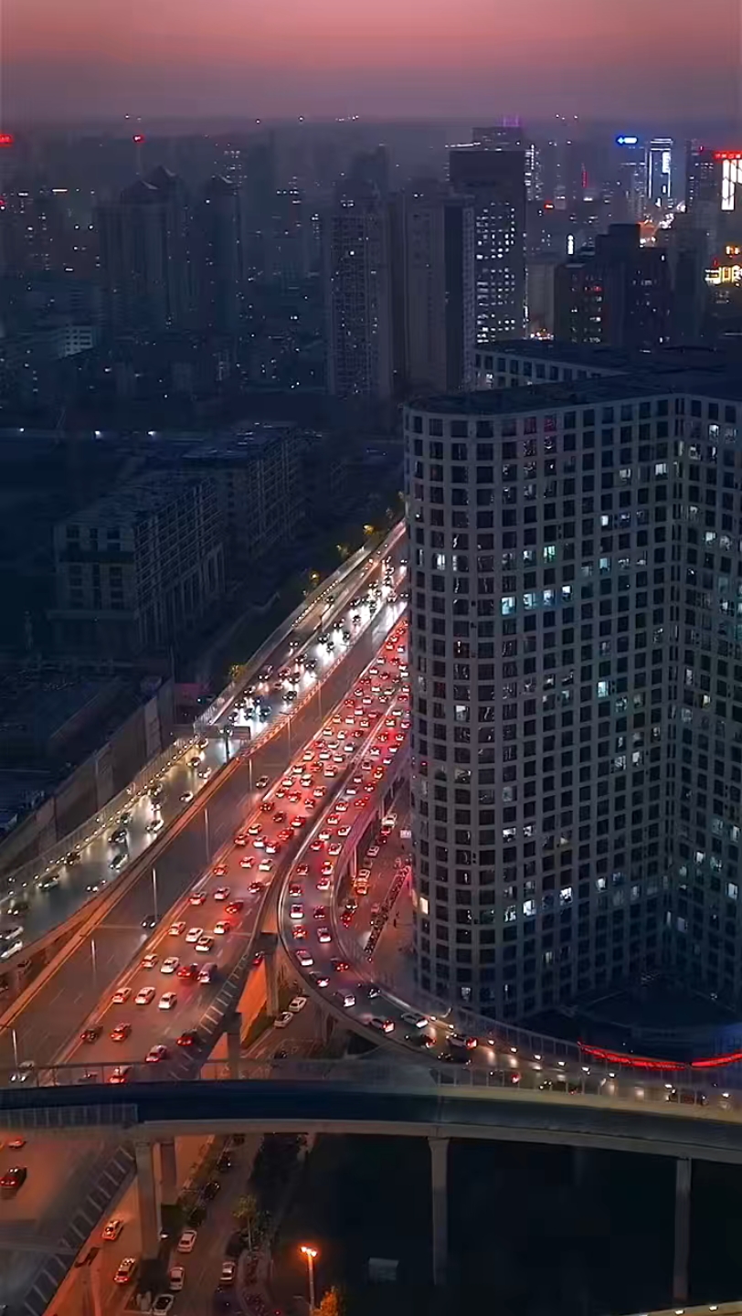 车水马龙的街头