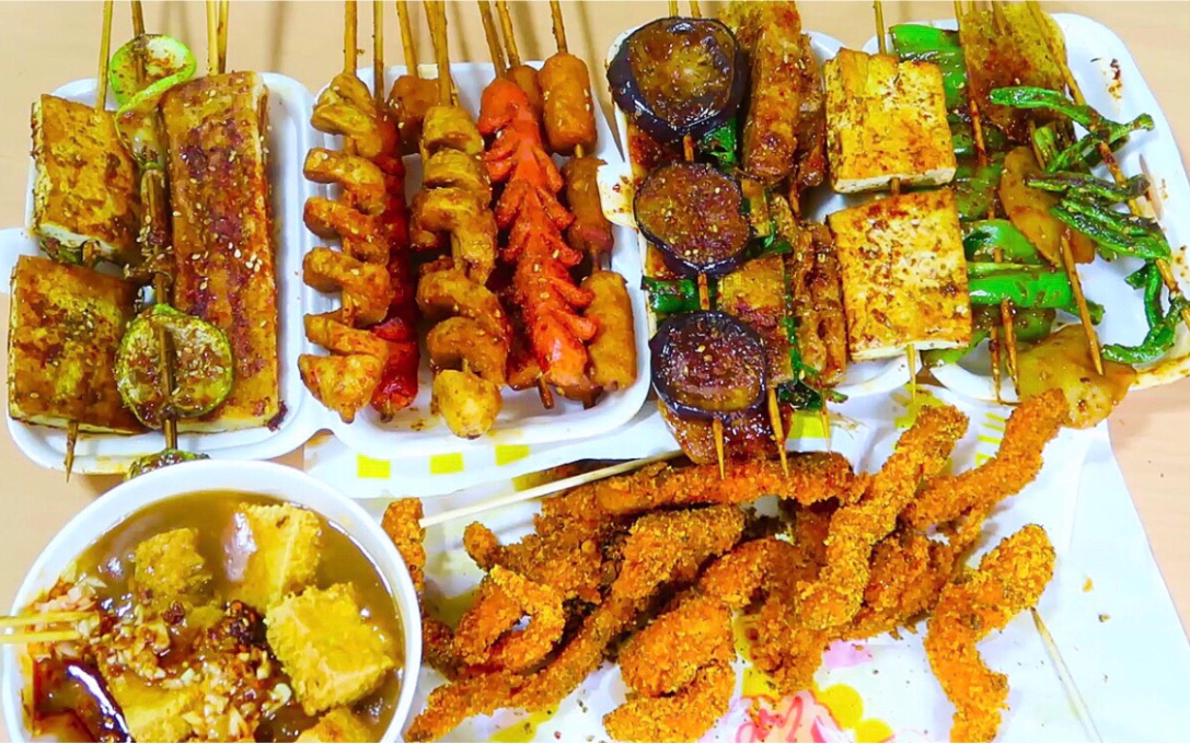 各种油滋滋的小吃!炸鸡柳,烤面筋,烤各种串!