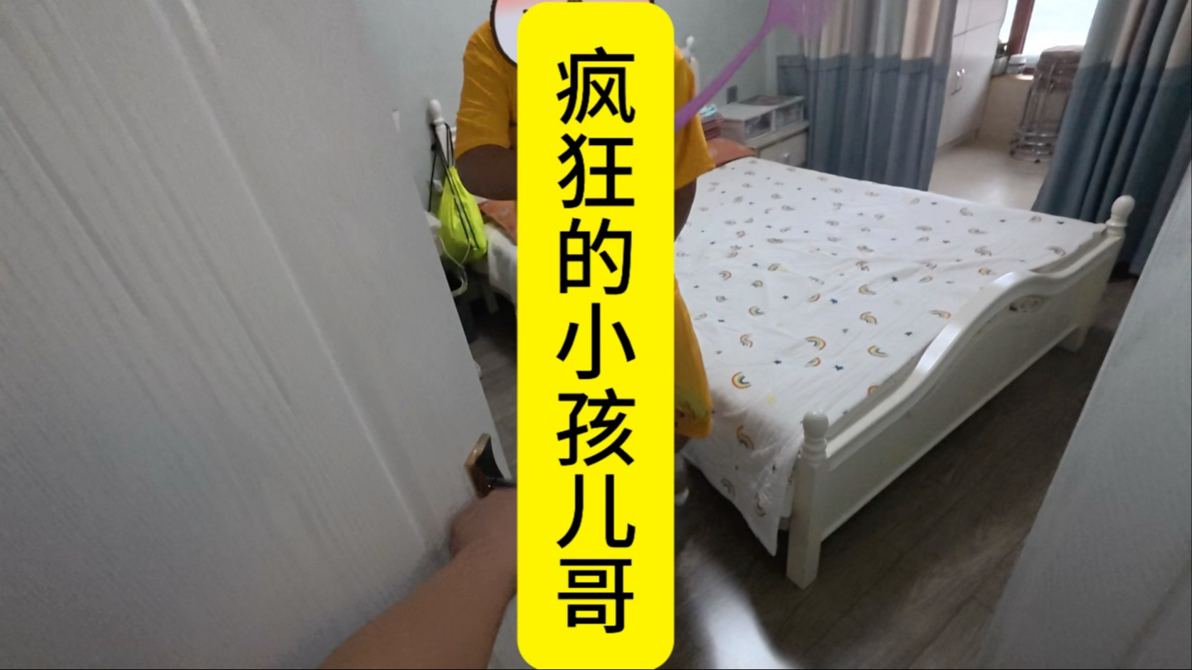 假期的小孩儿哥敢把妈妈锁门外 还飙脏话