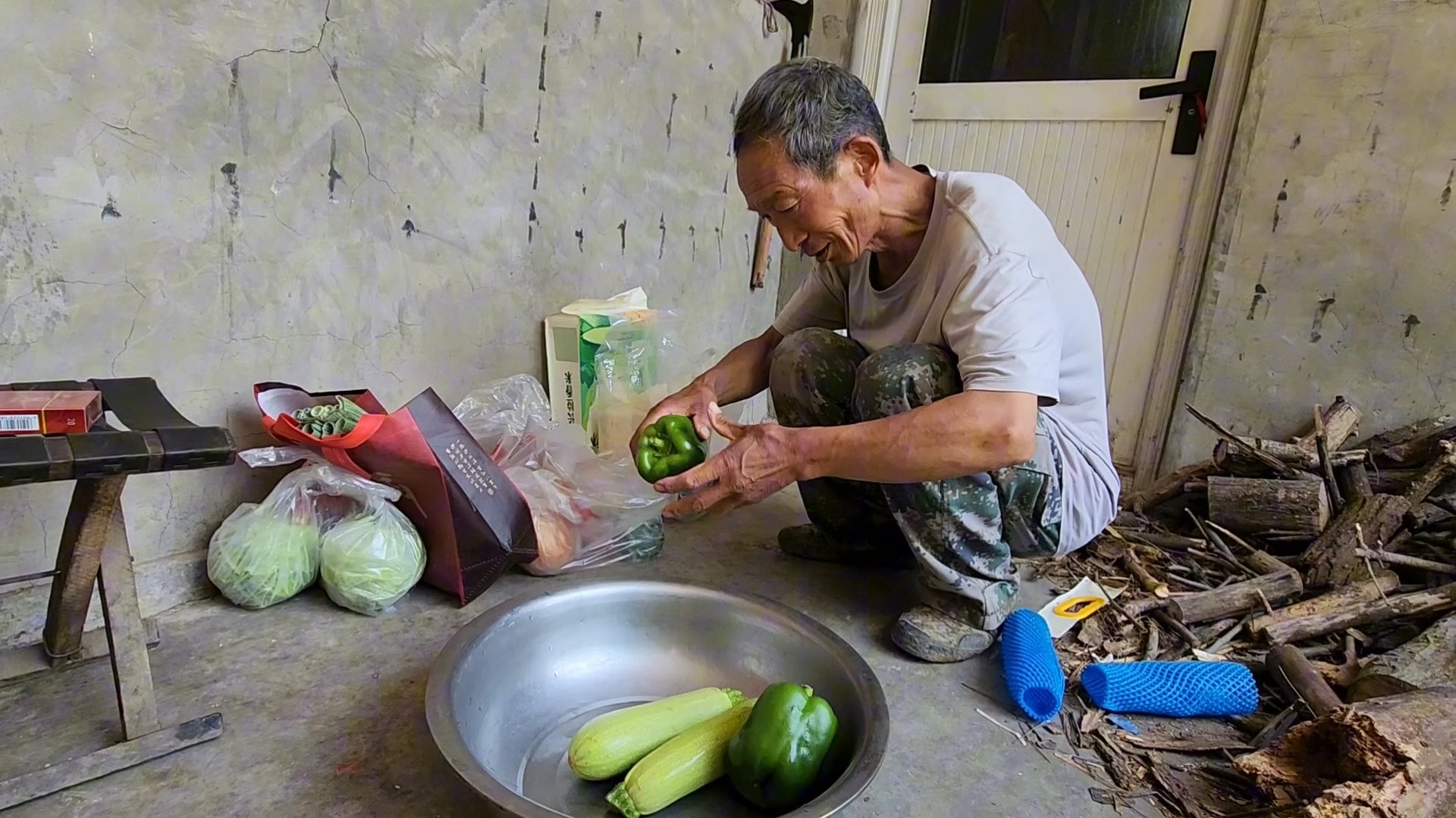 深山隐秘小村只住着一个人，与独居大叔共进午餐，大锅菜吃得真香