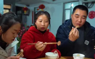 Video herunterladen: 包立春和爸爸一起杀猪，桃子姐做一锅猪杂汤，鲜香美味，真解馋